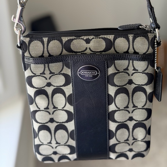 Gorgeous COACH Black & Gray Signature Crossbody. Very clean EUC - Picture 2 of 13